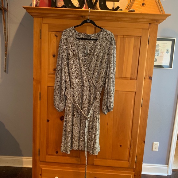 B&W leopard print wrap top swing dress. - Picture 5 of 5